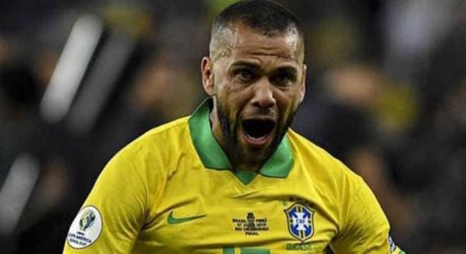 Daniel Alves é condenado a 4 anos e seis meses de prisão por agressão sexual na Espanha
