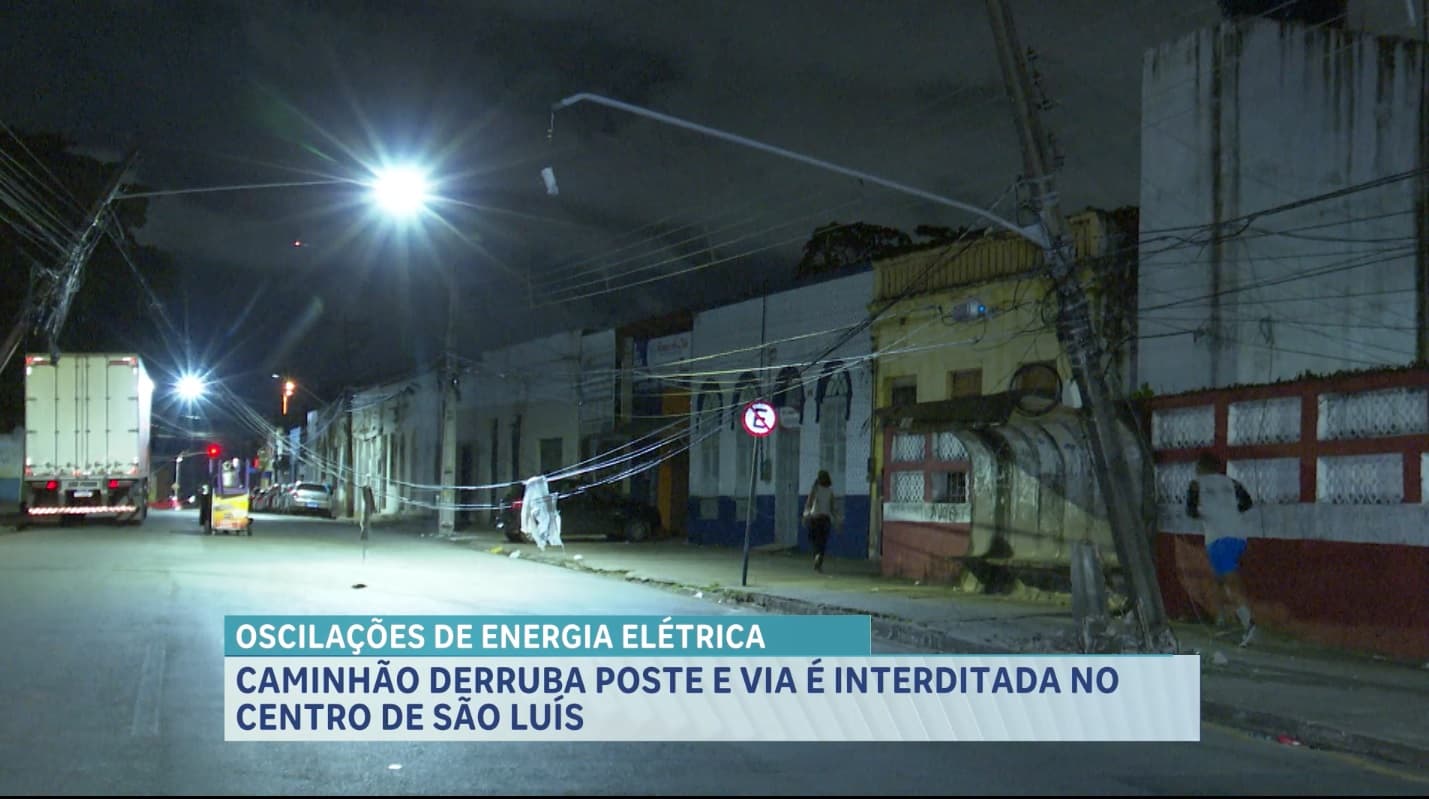 Caminhão colide com poste e danifica fiação elétrica no Centro de São Luís