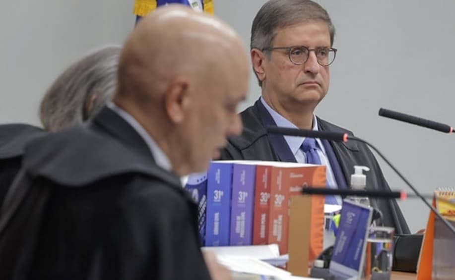 Julgamento no STF: Gonet fala em estrutura criminosa, e Moraes cita 'coação estrangeira'