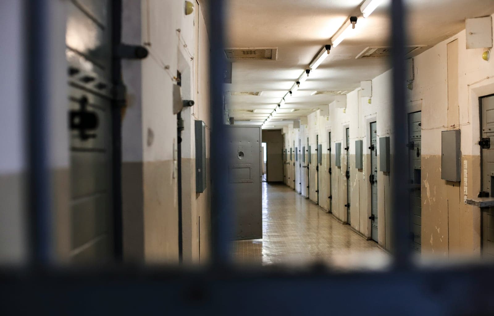 Por que um detento com quase 300 kg está causando indignação na Áustria?