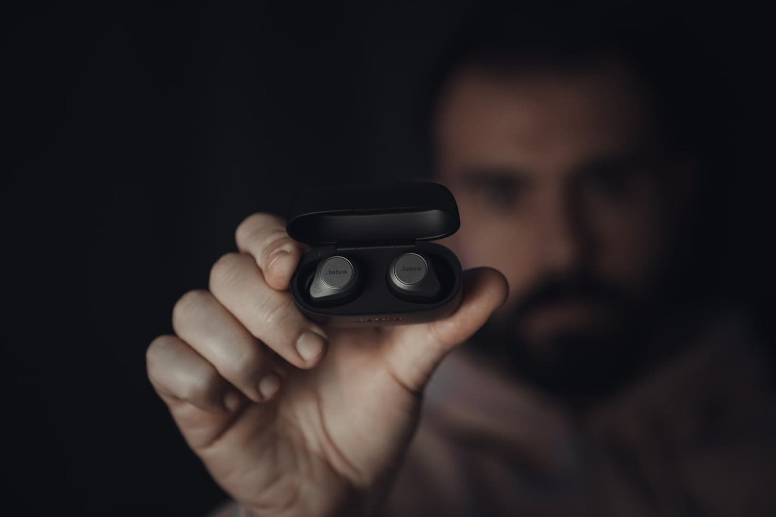 Fones de ouvido com cancelamento podem ser a causa de distúrbios auditivos em jovens