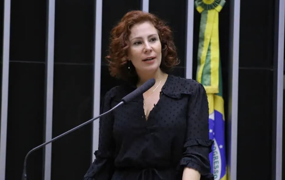 Justiça da Itália mantém prisão da deputada Carla Zambelli após audiência de custódia