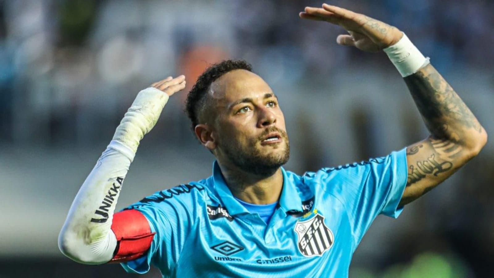 Neymar se revolta ao ser substituído: 'Vai me tirar?'