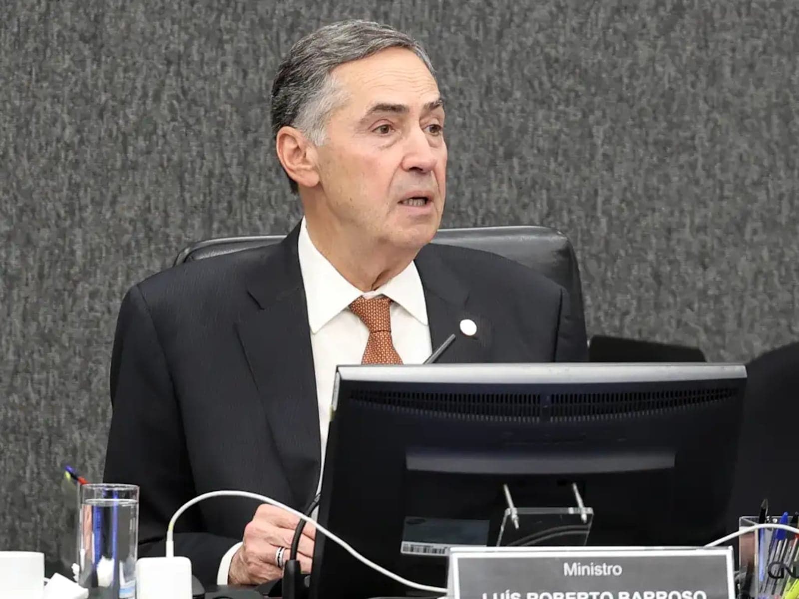 Barroso assina oficialmente aposentadoria e deixa o STF após 12 anos na Corte
