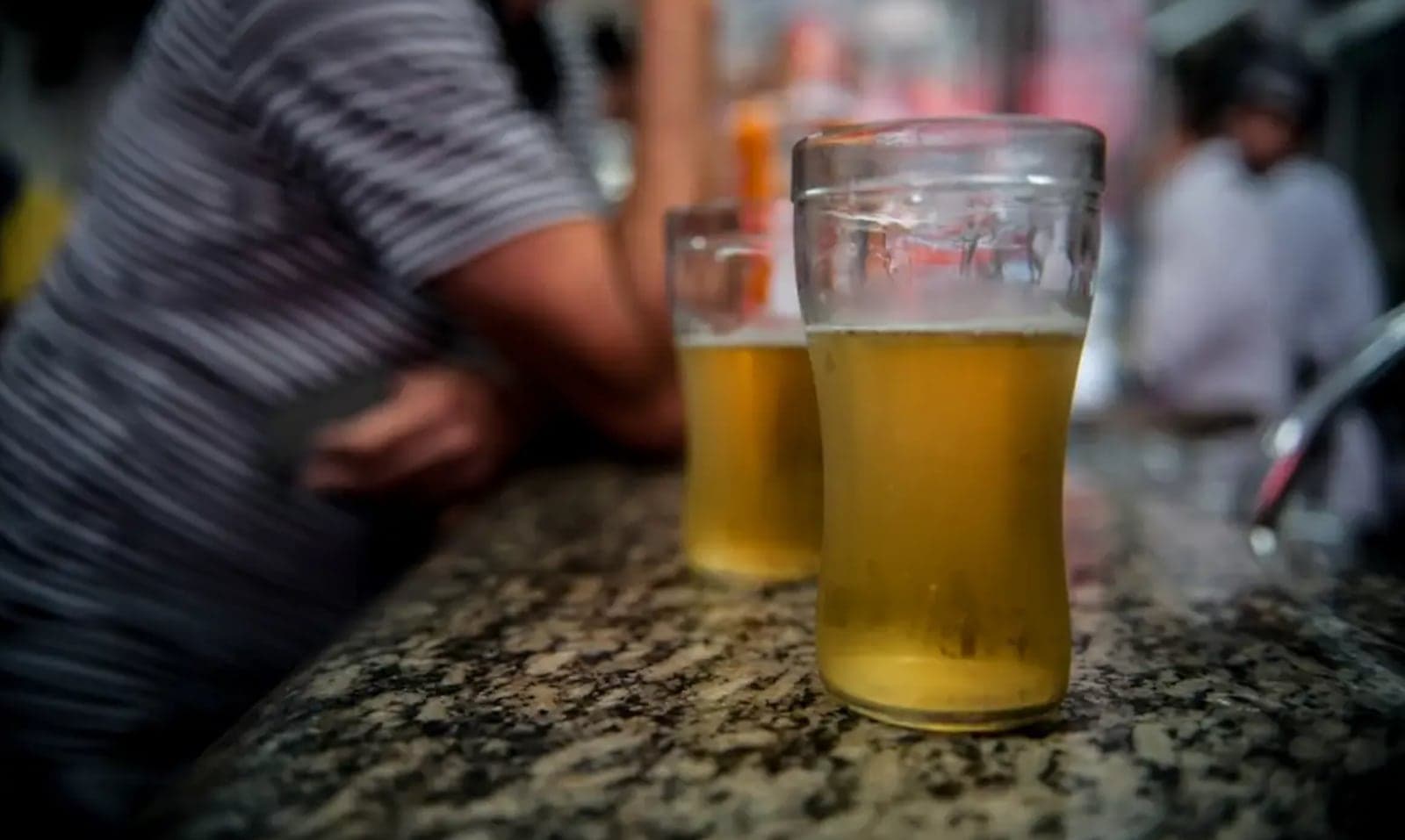 ‘Inflação das férias’: preço da passagem aérea cai, mas cerveja e sorvete têm alta em 2024