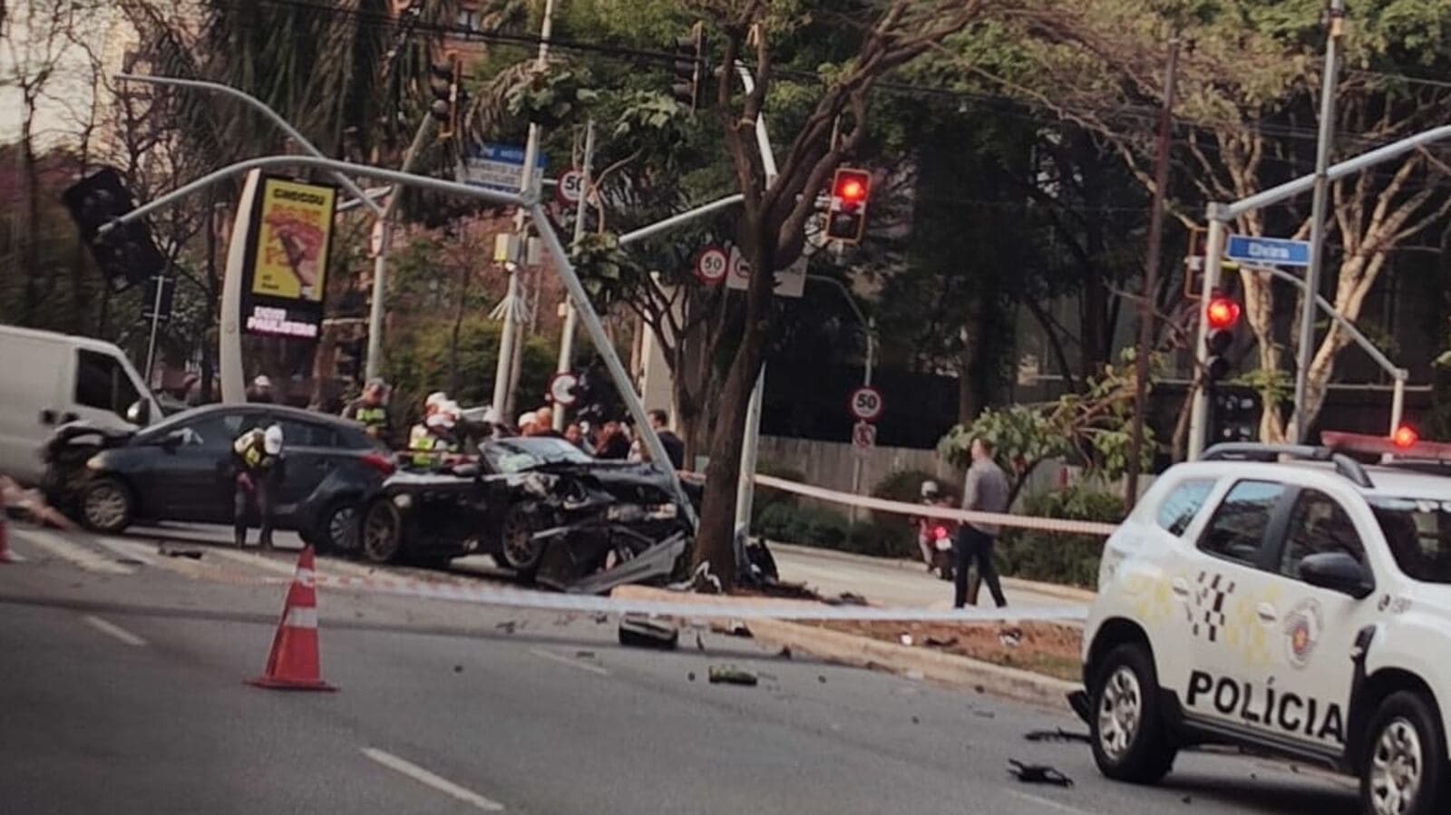 Bia Miranda e Gato Preto batem carro de luxo após noite de festa com bebidas alcoólicas