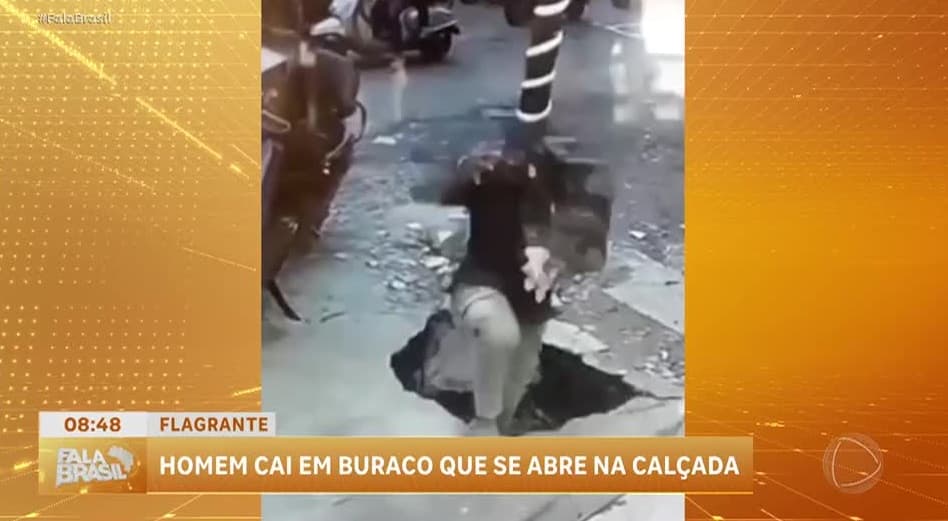 Buraco engole homem que carregava caixas após asfalto ceder; assista