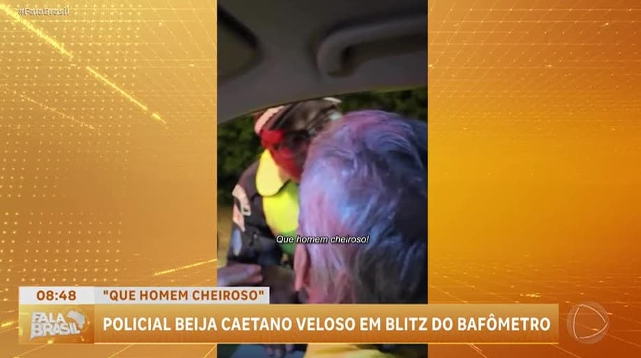 PM beija Caetano Veloso em blitz e brinca: 'Que homem cheiroso'