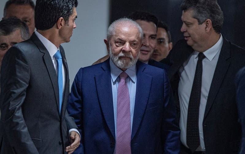 Em meio à saída do União e PP do governo, Lula almoça com ministros e Alcolumbre