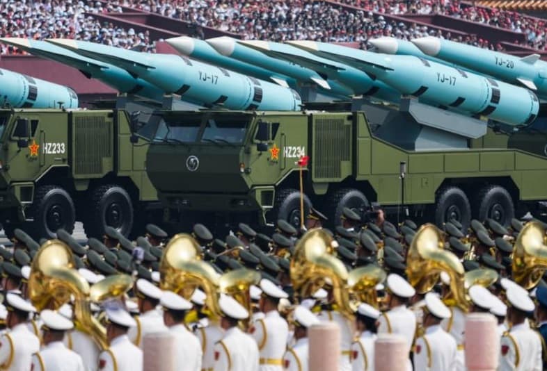 O que o arsenal em desfile em Pequim diz sobre a força militar da China