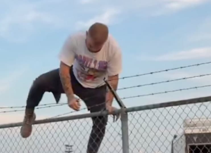 Cantor escala cerca com arame farpado para brigar com artista em festival
