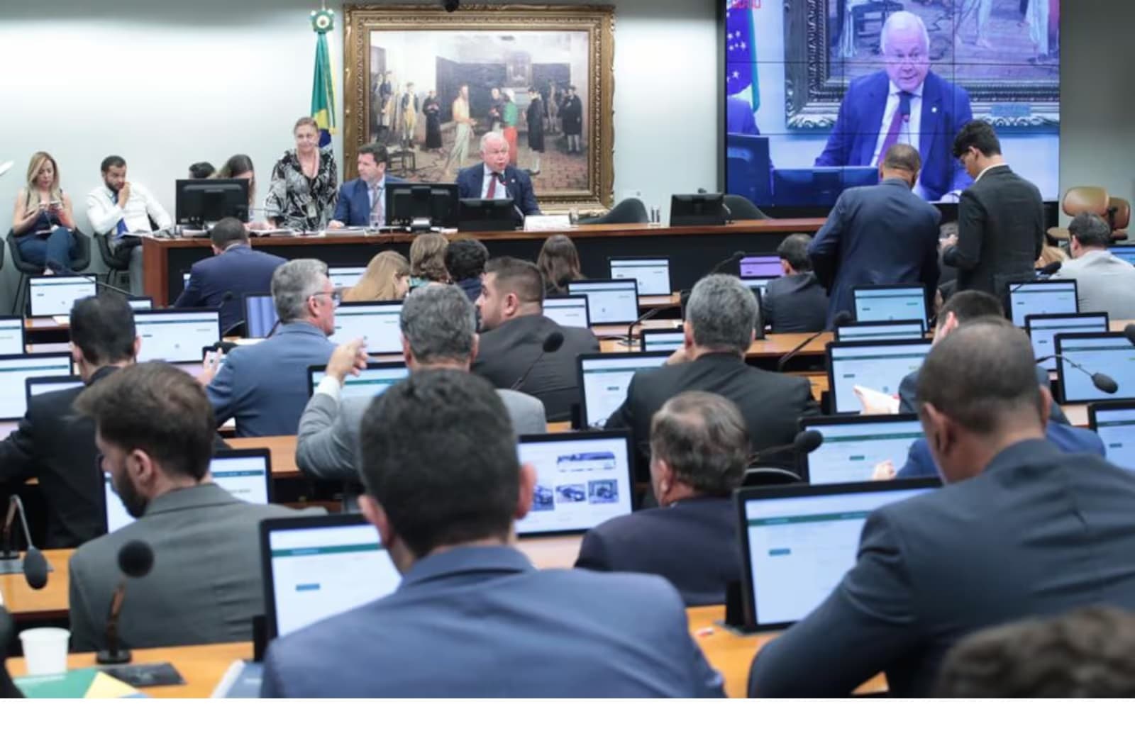 CCJ da Câmara aprova projeto que limita decisões monocráticas do STF