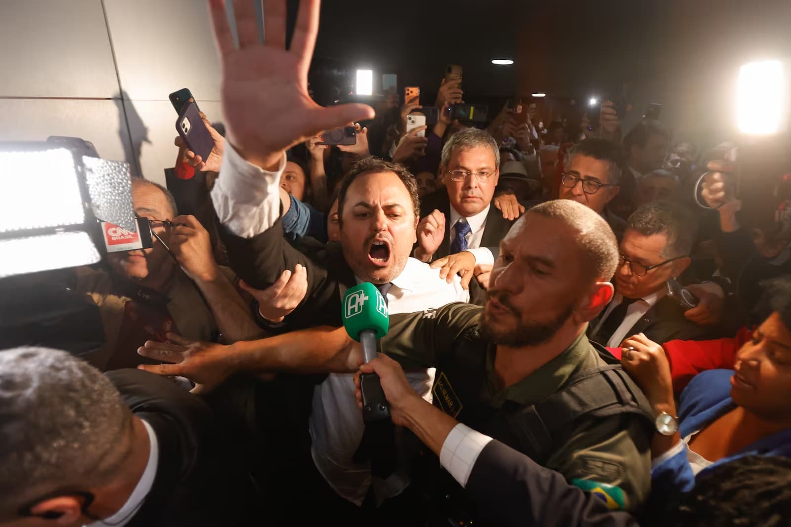 Agressão, greve de fome e tumulto na Câmara