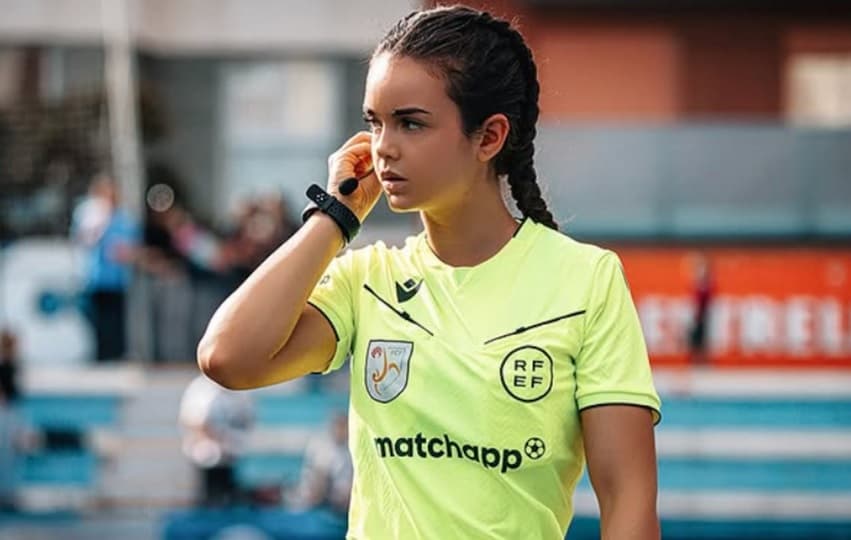 Árbitra diz que recebe mensagens e flertes de jogadores na Espanha