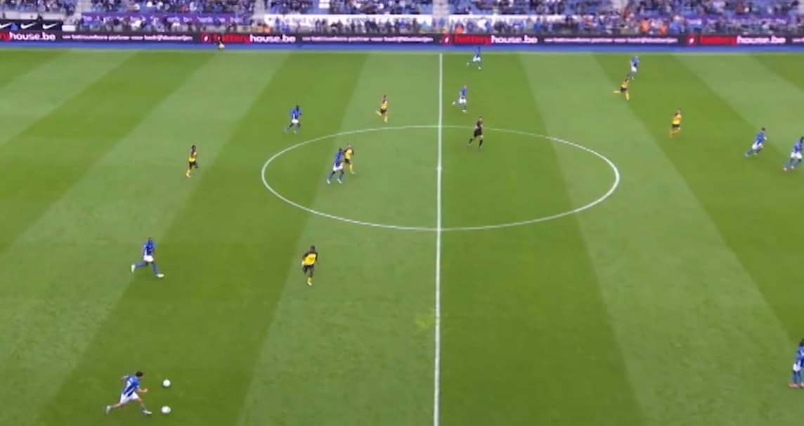 Funcionário joga bola em campo para atrapalhar ataque adversário