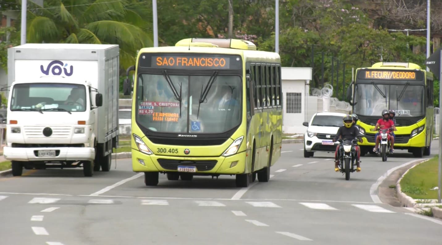 Prefeitura fiscaliza ônibus do transporte público da capital e notifica empresa