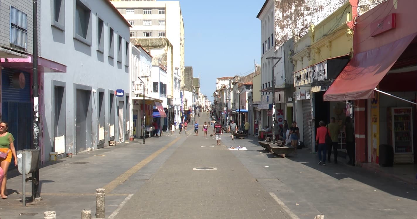 Rua Grande registra pouca movimentação de consumidores durante feriado