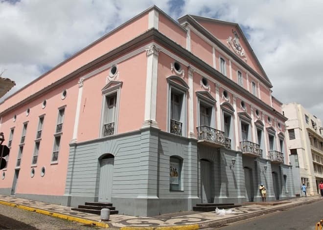 Teatro Arthur Azevedo celebra 208 anos com programação aberta ao público