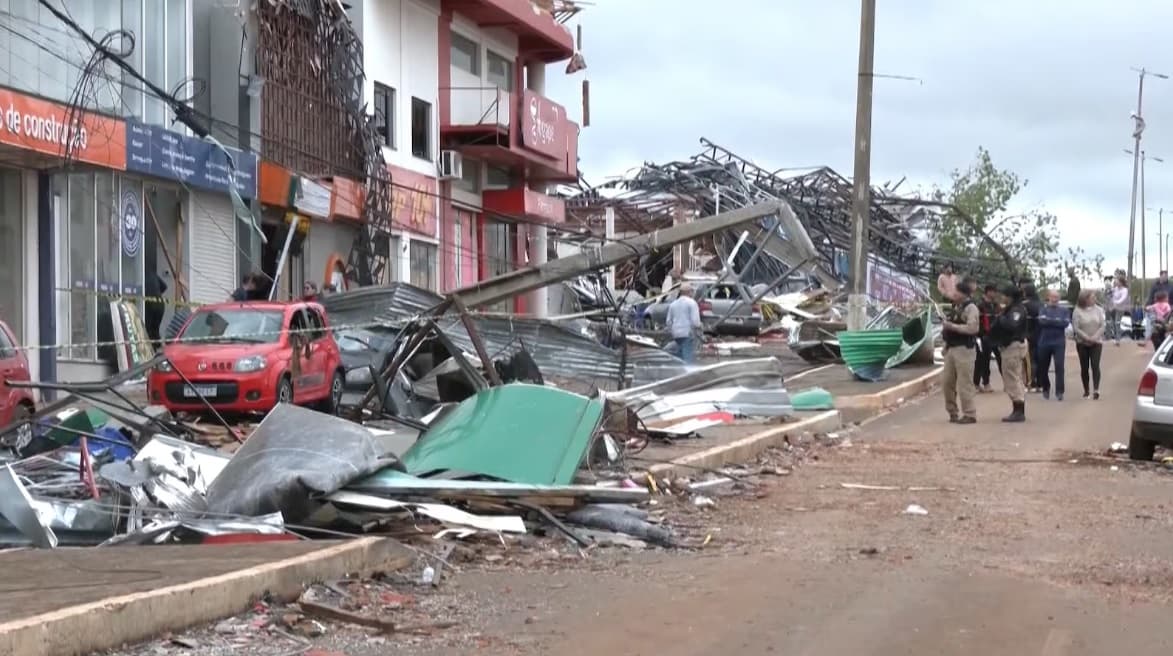 Quase 700 casas foram destruídas após tornado no Paraná, diz Corpo de Bombeiros do estado