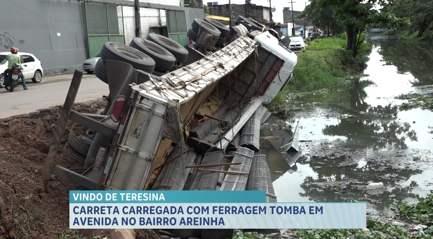 Caminhão carregado de ferragem tomba na Areinha e chama atenção de moradores