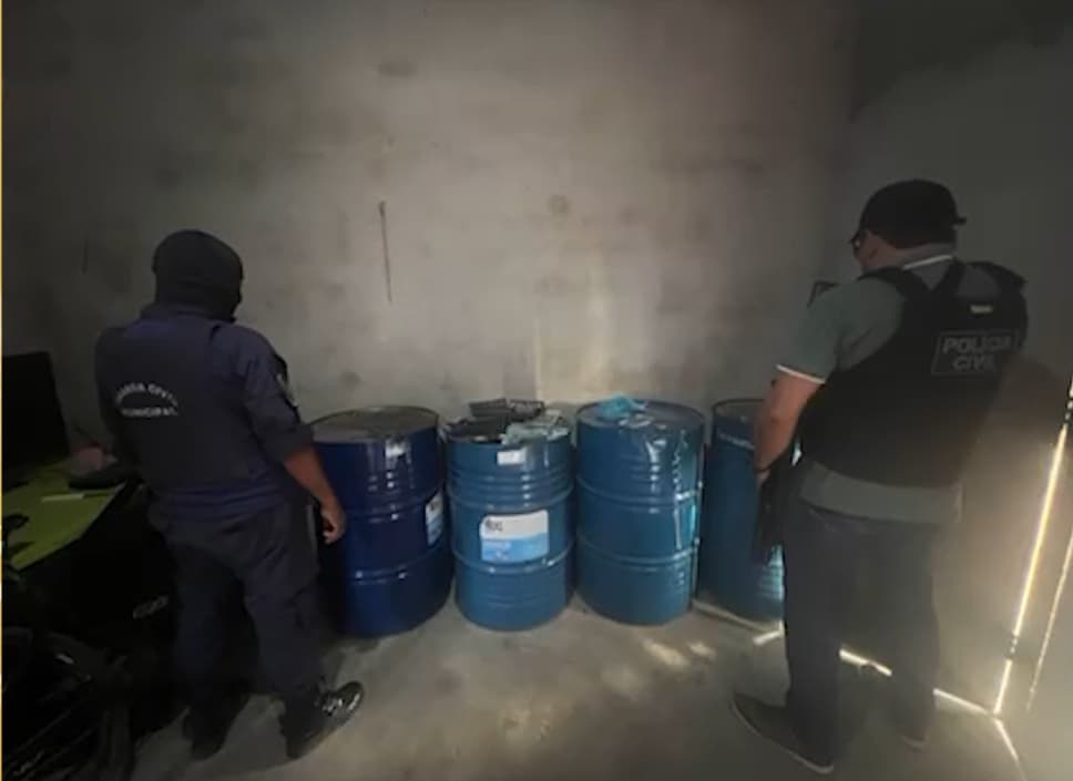 Polícia Civil desarticula casa utlizada para tráfico de drogas e depósito clandestino; jovem de 18 anos é preso