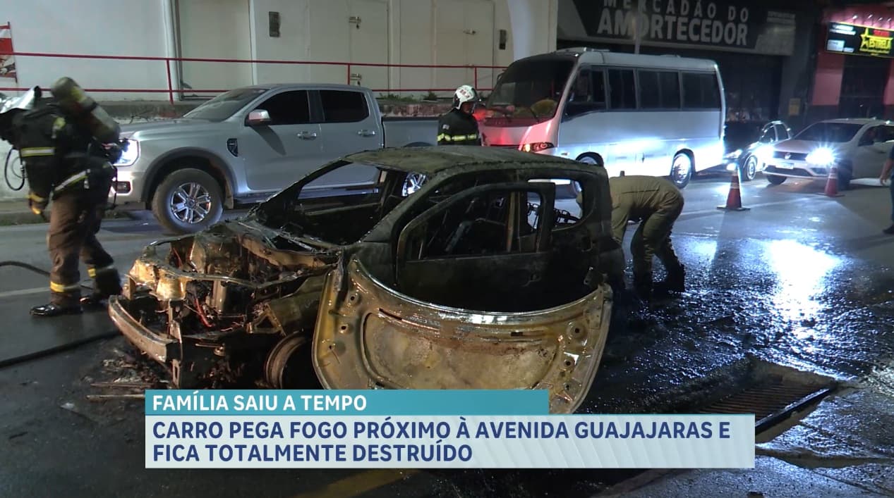 Carro pega fogo próximo à Avenida Guajajaras e fica totalmente destruído