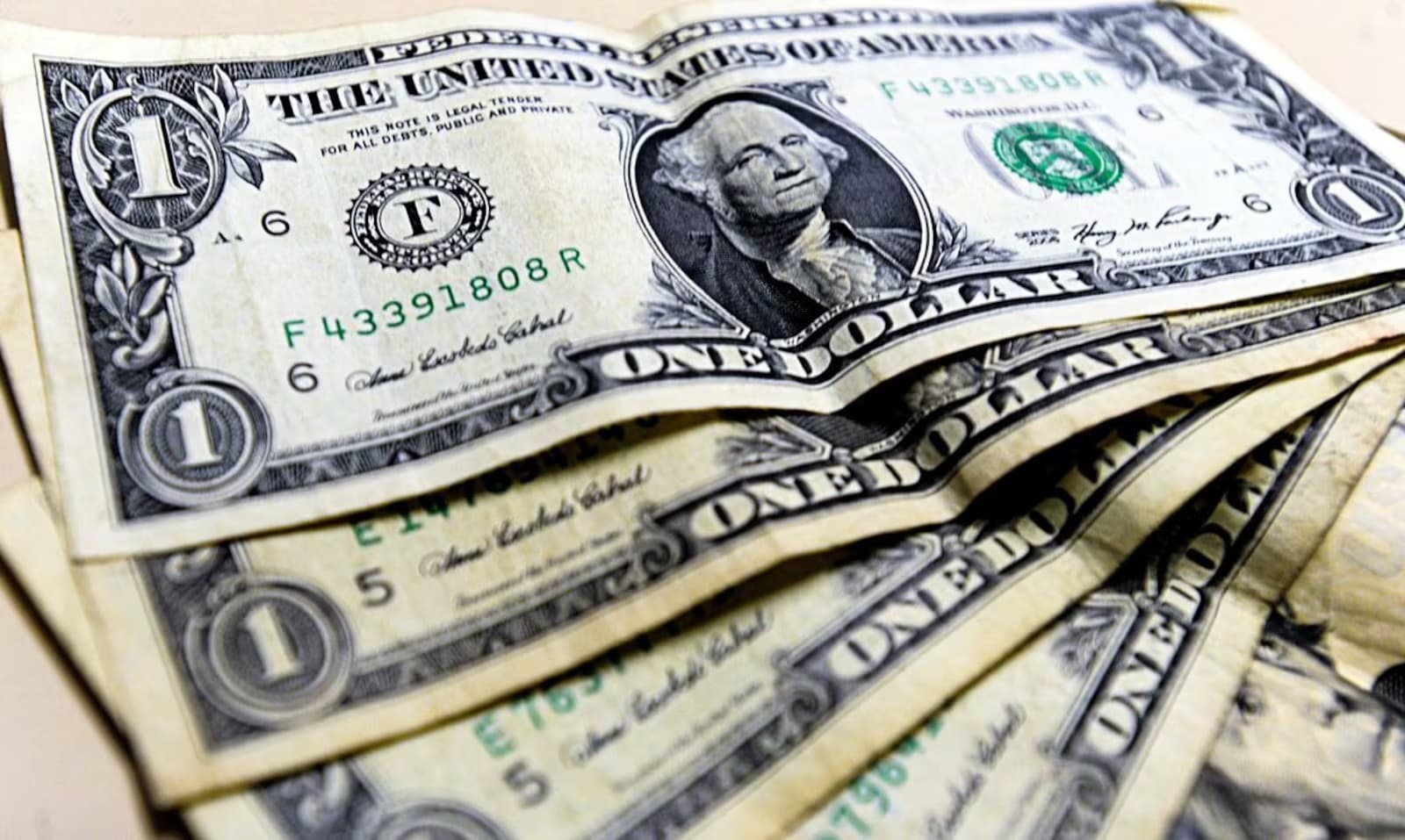 Queda do dólar abre janela para o Brasil, mas exige disciplina
