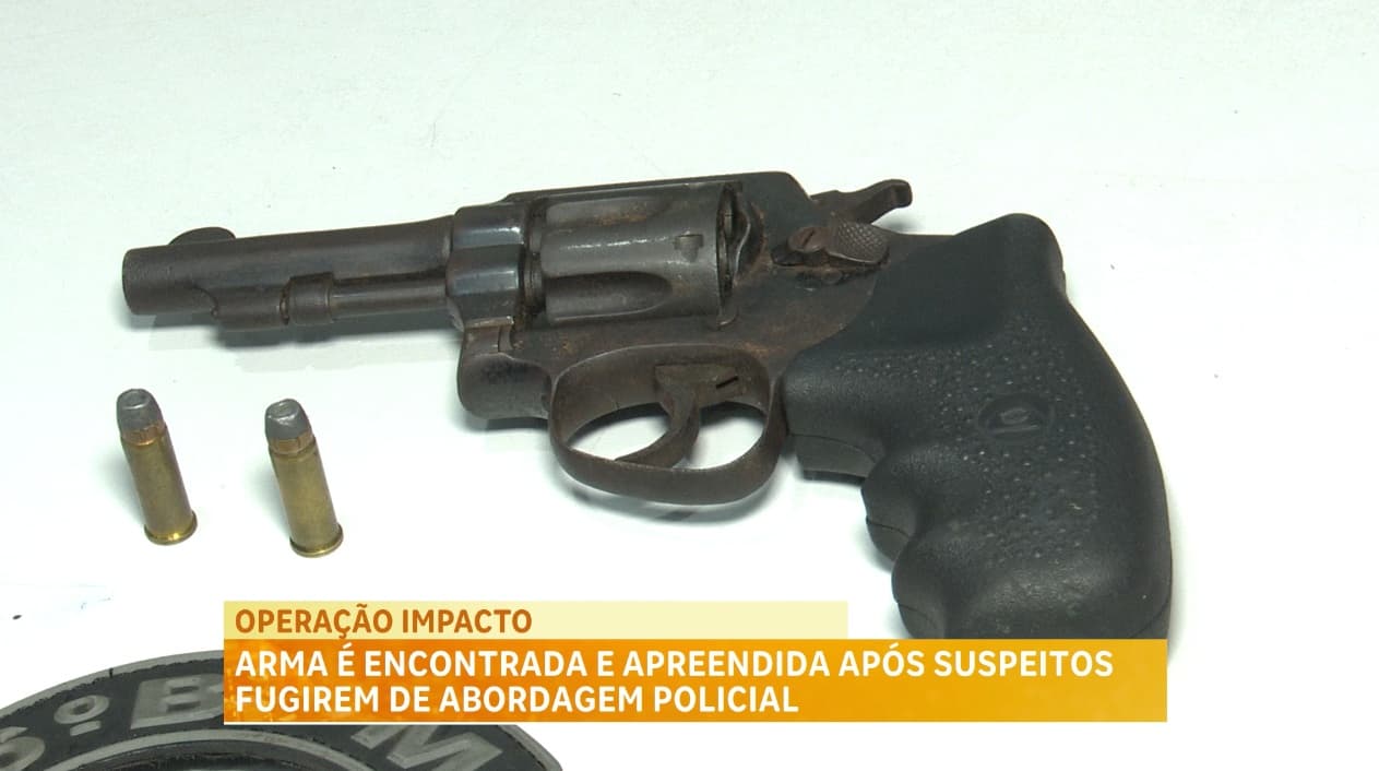 Arma é encontrada e apreendida após suspeitos fugirem de abordagem policial