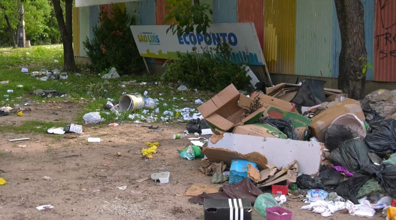 Lixo descartado de forma irregular é encontrado ao lado de ecoponto, em São Luís