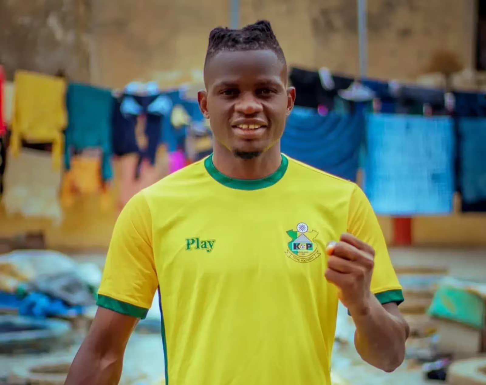 Jogador declarado morto após desmaiar em campo acorda em necrotério