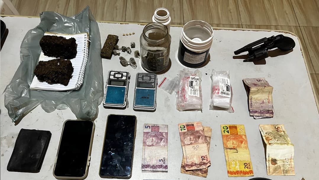 Drogas, arma e balanças de precisão são apreendidas em residência em Governador Luiz Rocha