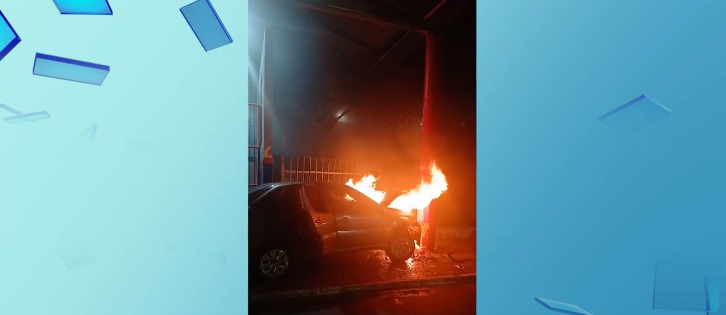 Carro pega fogo em frente ao Terminal São Cristóvão após colisão e gera confusão generalizada