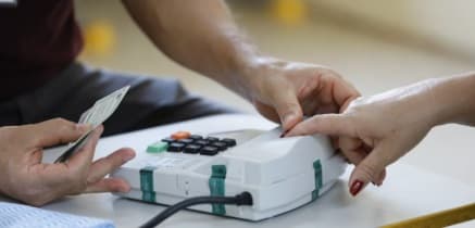 Eleitor que fez cadastro para voto em trânsito e não compareceu à votação é multado?