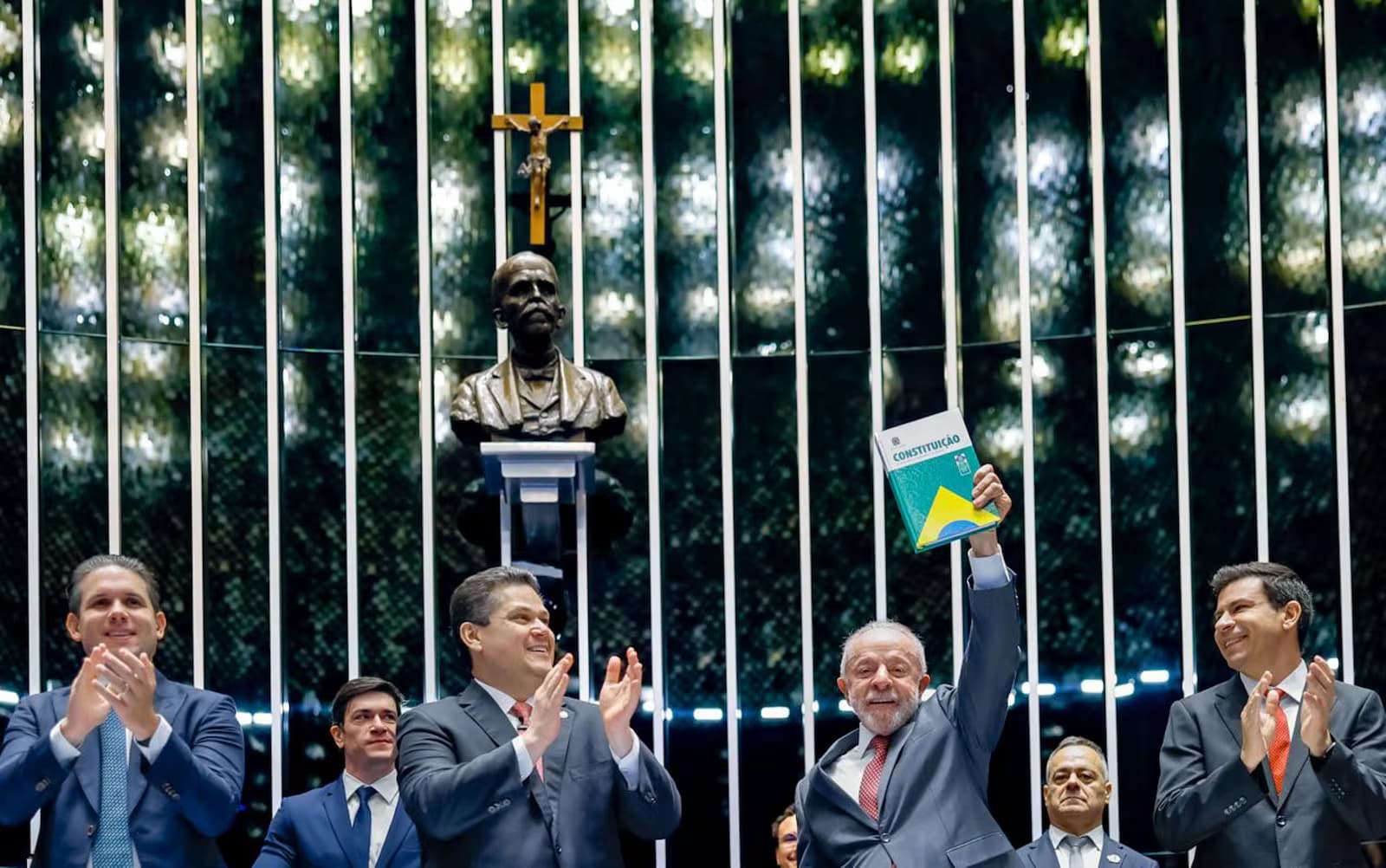 Com presença de Lula, Congresso promulga PEC do fim da escala 6x1
