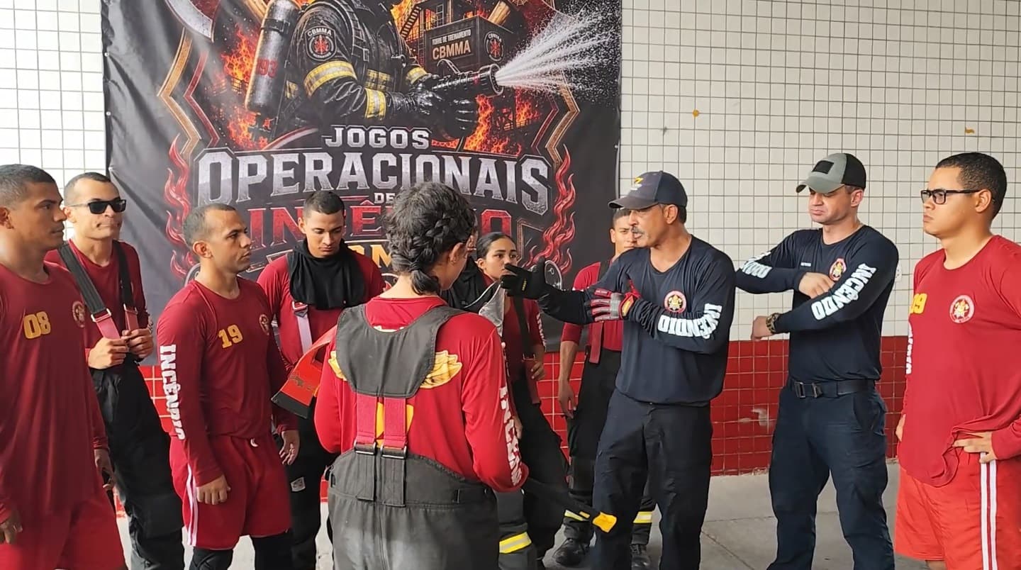 Bombeiros realizam treino de resgate de agentes em emergências