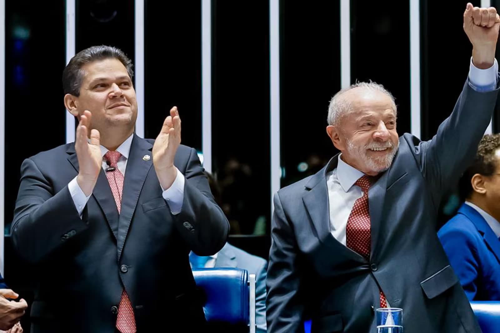 ‘Quando sociedade vai para rua e exige, a gente conquista’, diz Lula após promulgação do fim da 6x1