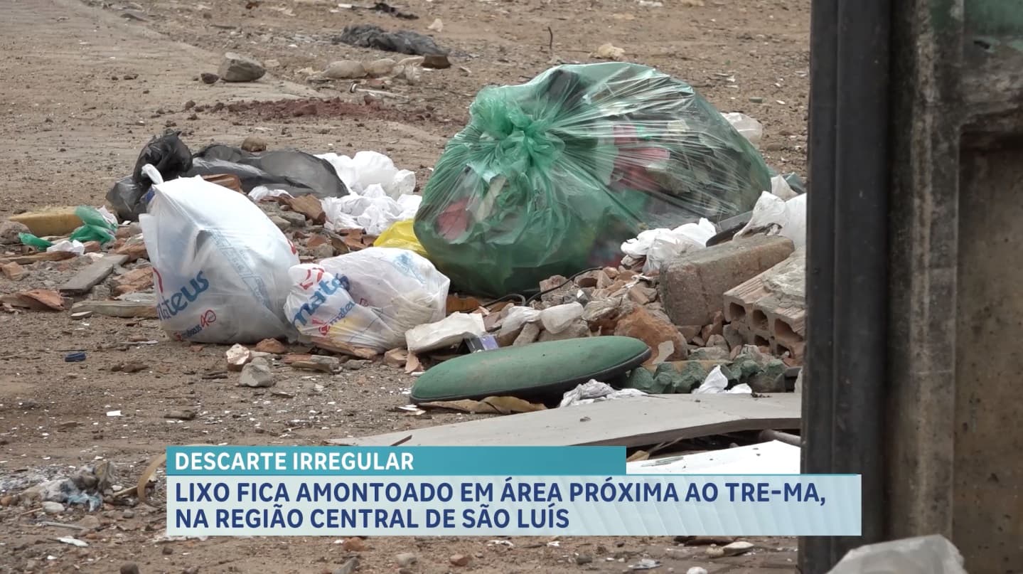 Lixo é acumulado ao lado do TRE; Prefeitura afirma fazer limpezas semanais no local