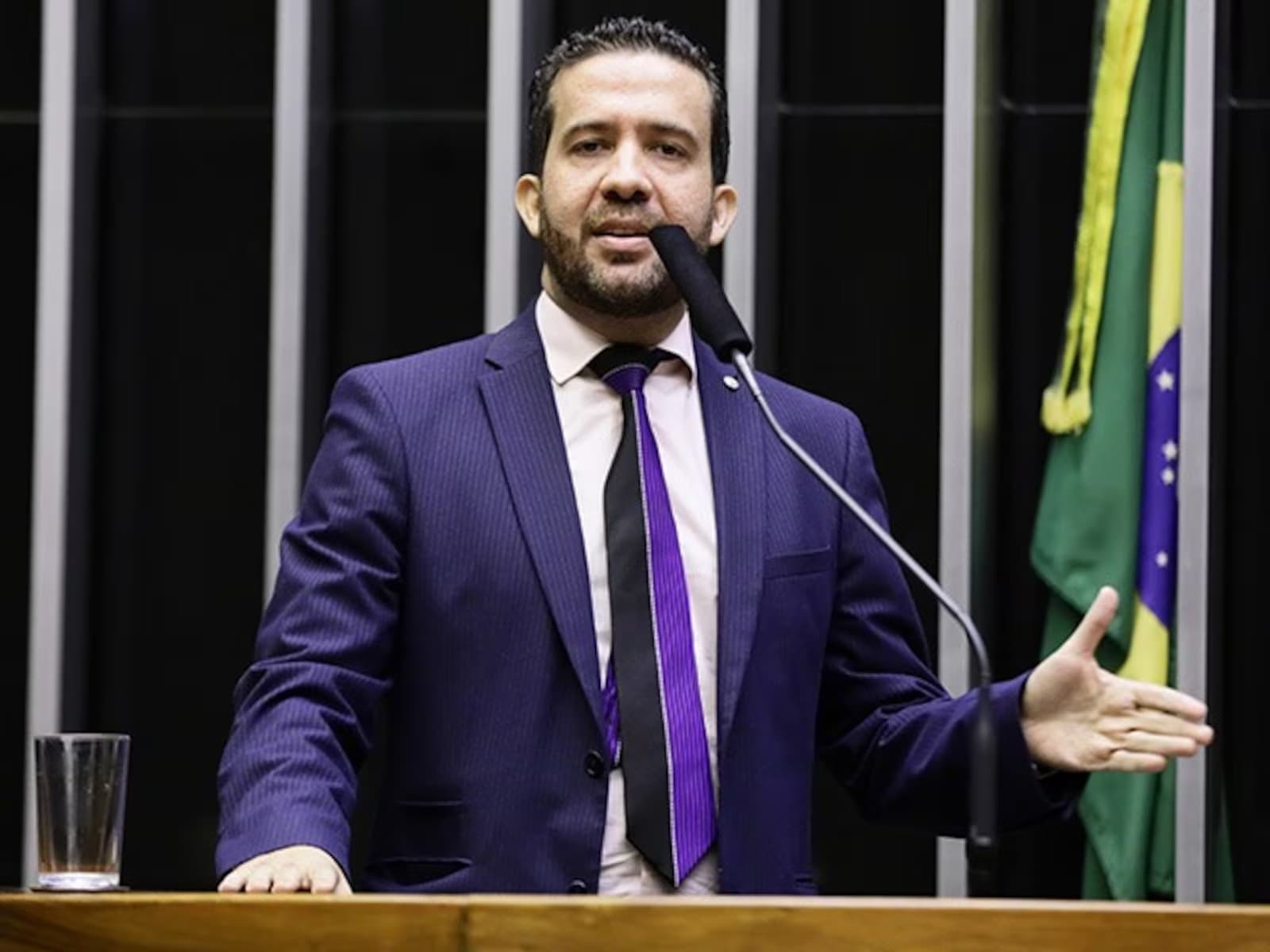 Janones é hospitalizado com arritmia horas após debate presidencial