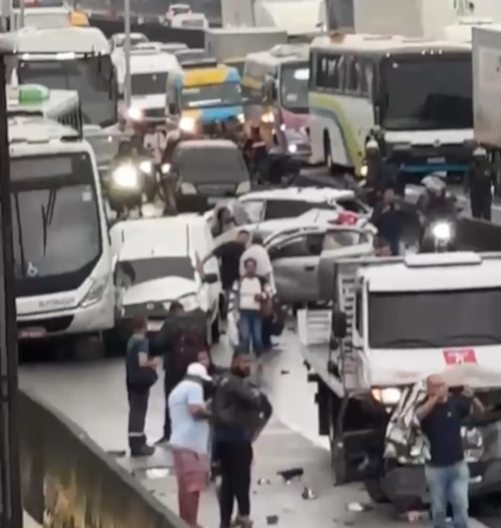 Engavetamento com mais de 20 veículos deixa um morto e 10 feridos na Via Dutra, no RJ